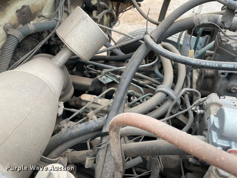 image for item MI9596 1987 International 1754  flatbed truck