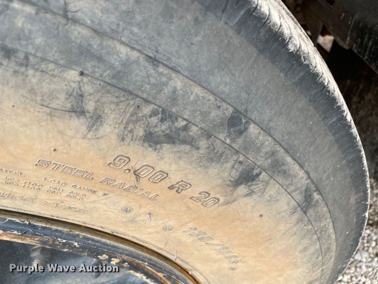 image for item MI9596 1987 International 1754  flatbed truck