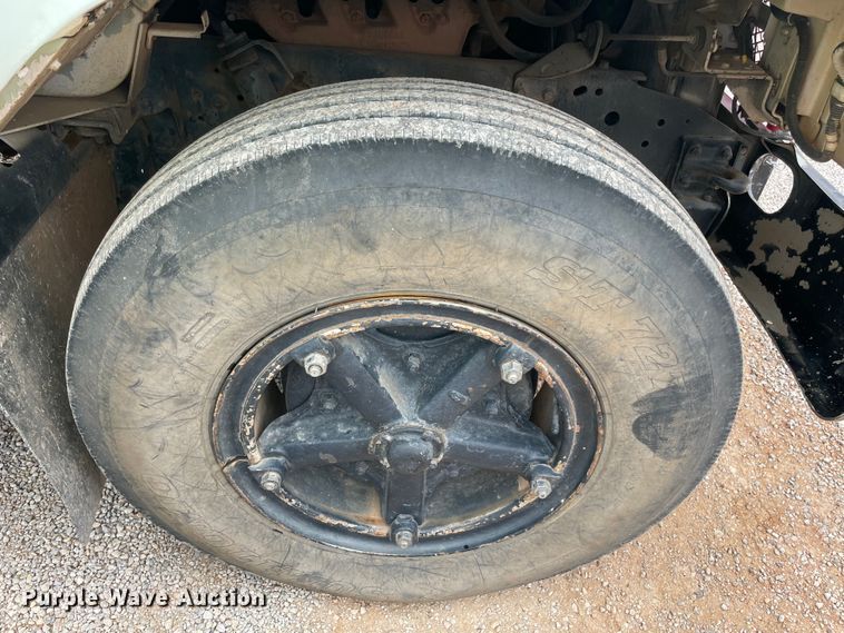 image for item MI9596 1987 International 1754  flatbed truck