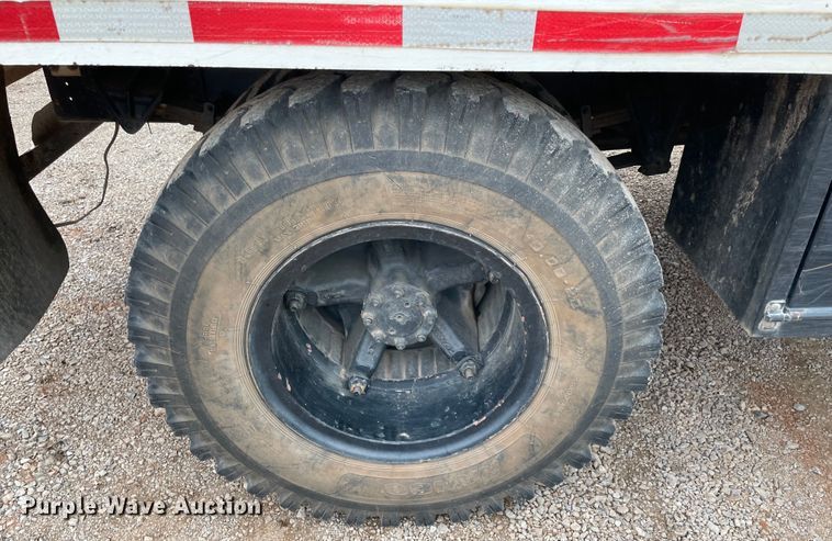 image for item MI9596 1987 International 1754  flatbed truck