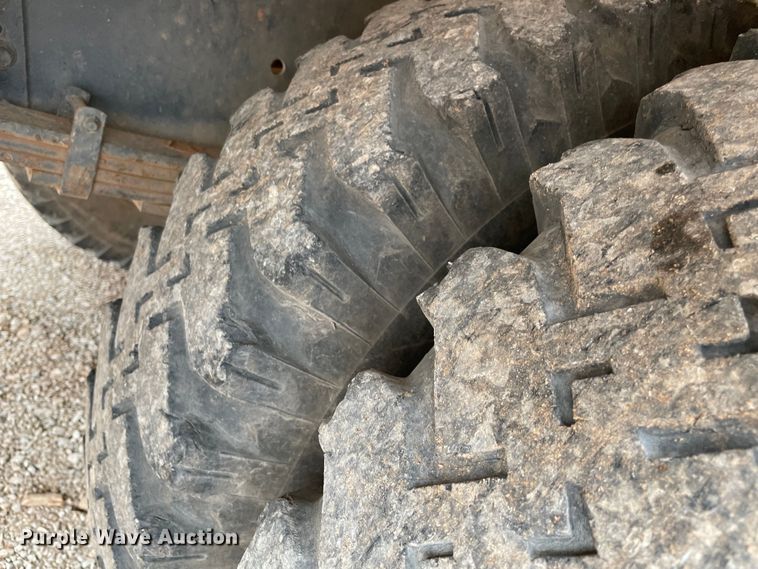 image for item MI9596 1987 International 1754  flatbed truck