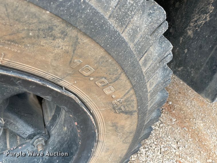 image for item MI9596 1987 International 1754  flatbed truck