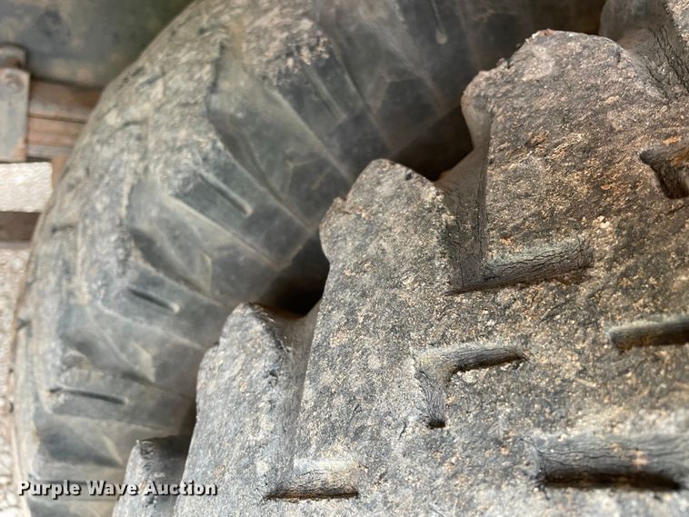 image for item MI9596 1987 International 1754  flatbed truck