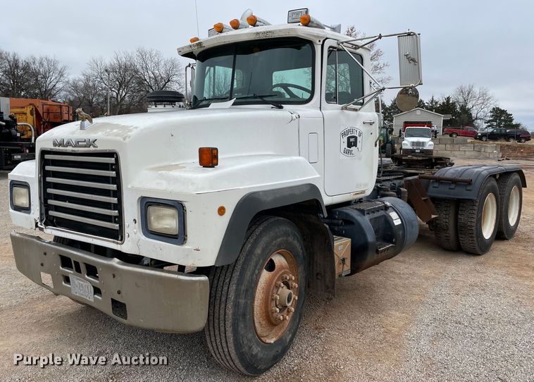 image for item MI9598 1997 Mack RD690S  semi truck