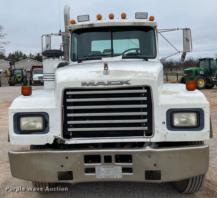 image for item MI9598 1997 Mack RD690S  semi truck