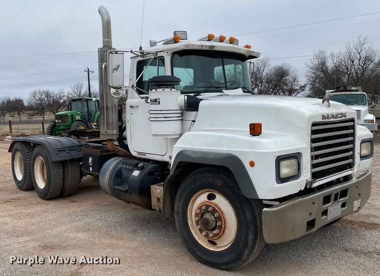 image for item MI9598 1997 Mack RD690S  semi truck