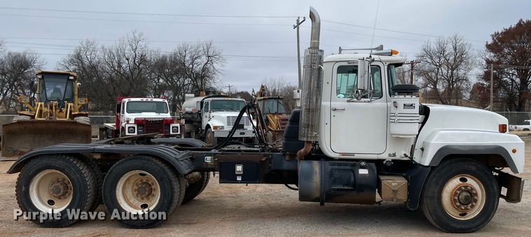 image for item MI9598 1997 Mack RD690S  semi truck