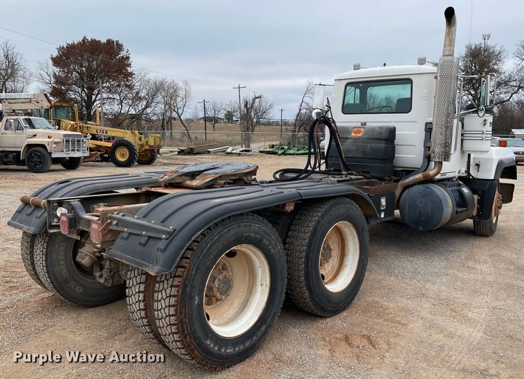 image for item MI9598 1997 Mack RD690S  semi truck