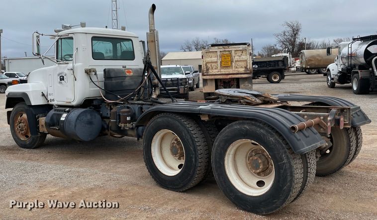 image for item MI9598 1997 Mack RD690S  semi truck