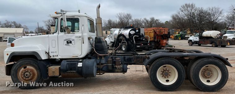 image for item MI9598 1997 Mack RD690S  semi truck