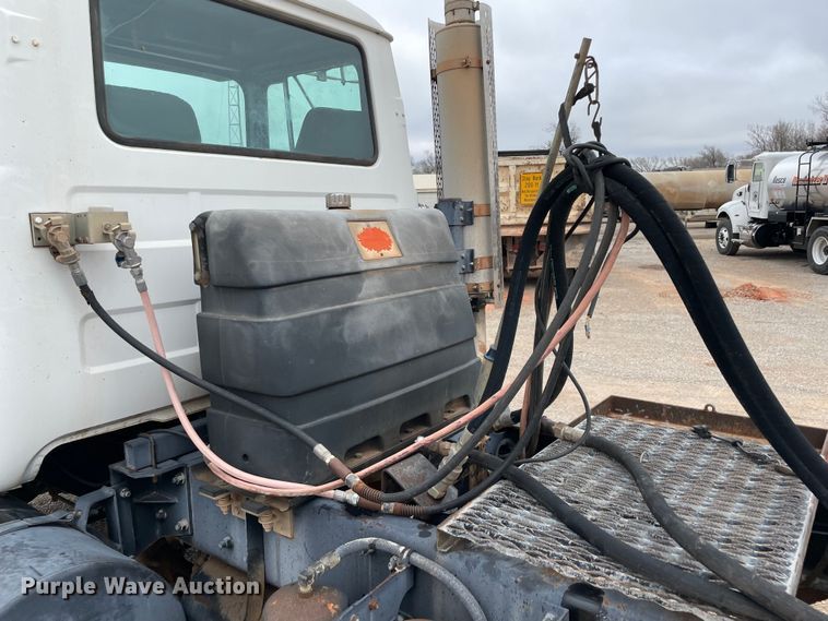 image for item MI9598 1997 Mack RD690S  semi truck