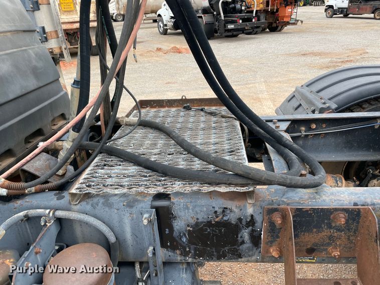 image for item MI9598 1997 Mack RD690S  semi truck