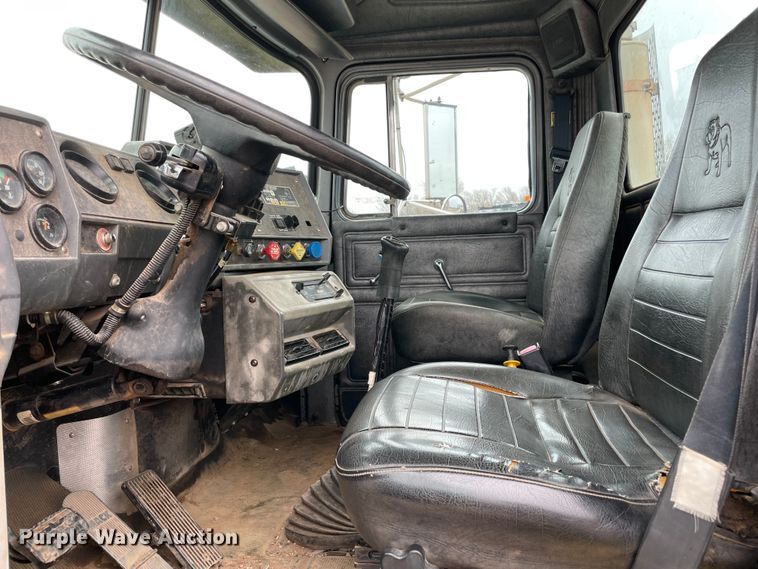 image for item MI9598 1997 Mack RD690S  semi truck