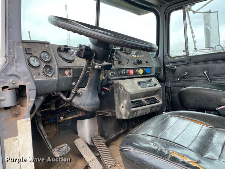 image for item MI9598 1997 Mack RD690S  semi truck