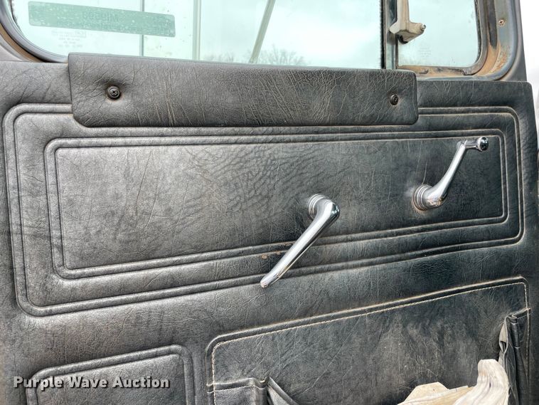 image for item MI9598 1997 Mack RD690S  semi truck