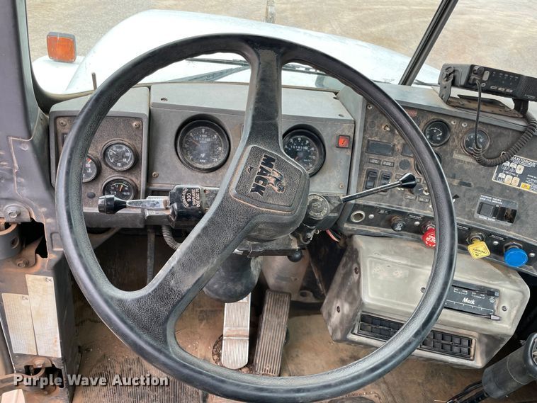 image for item MI9598 1997 Mack RD690S  semi truck