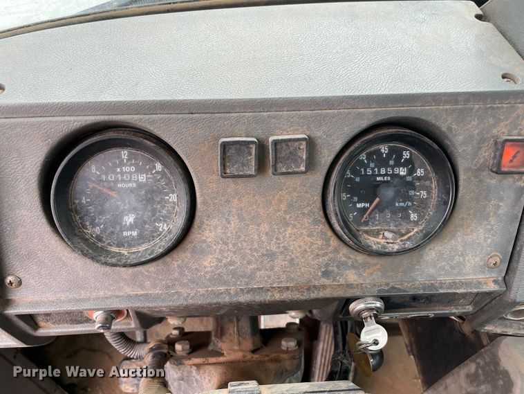 image for item MI9598 1997 Mack RD690S  semi truck