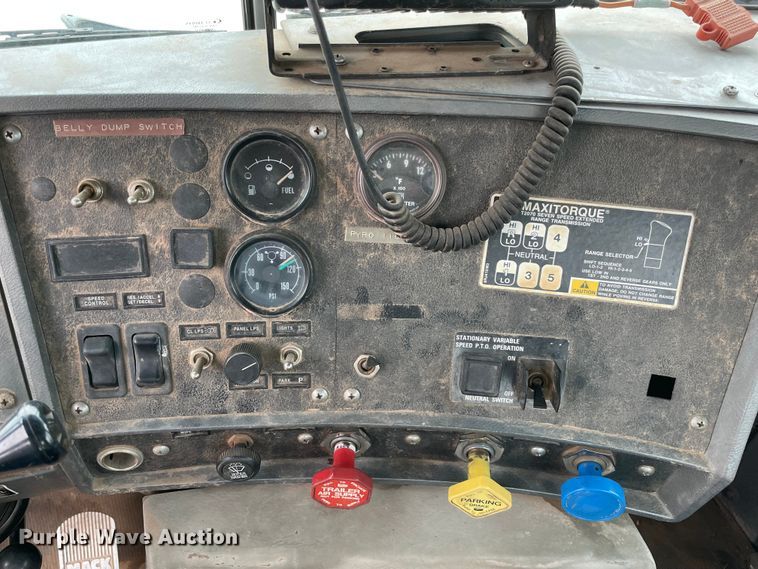 image for item MI9598 1997 Mack RD690S  semi truck