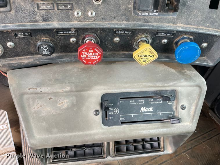 image for item MI9598 1997 Mack RD690S  semi truck