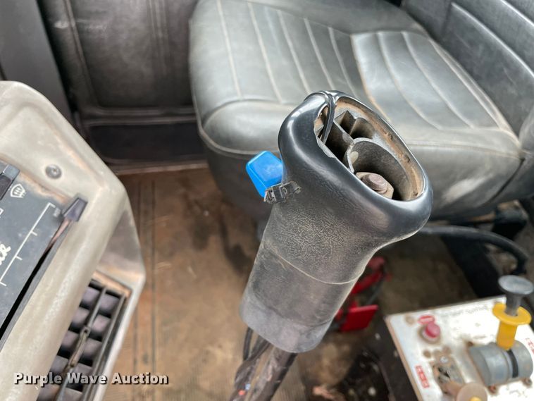 image for item MI9598 1997 Mack RD690S  semi truck