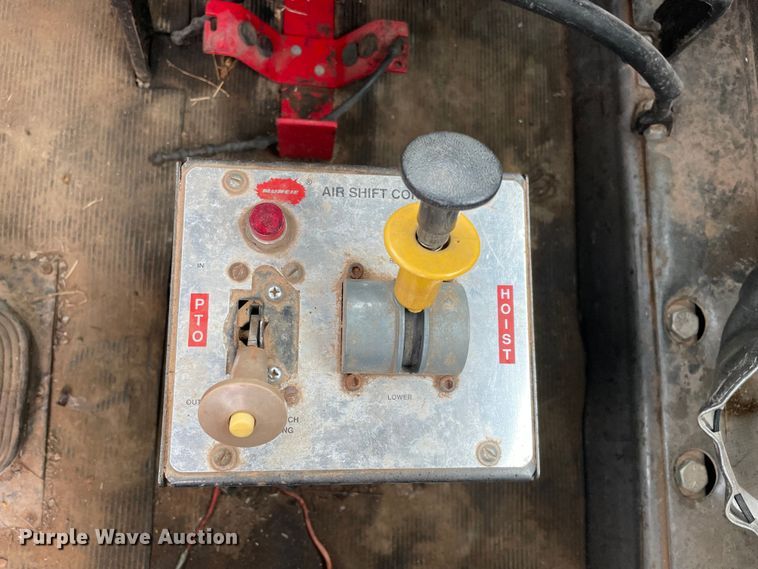 image for item MI9598 1997 Mack RD690S  semi truck