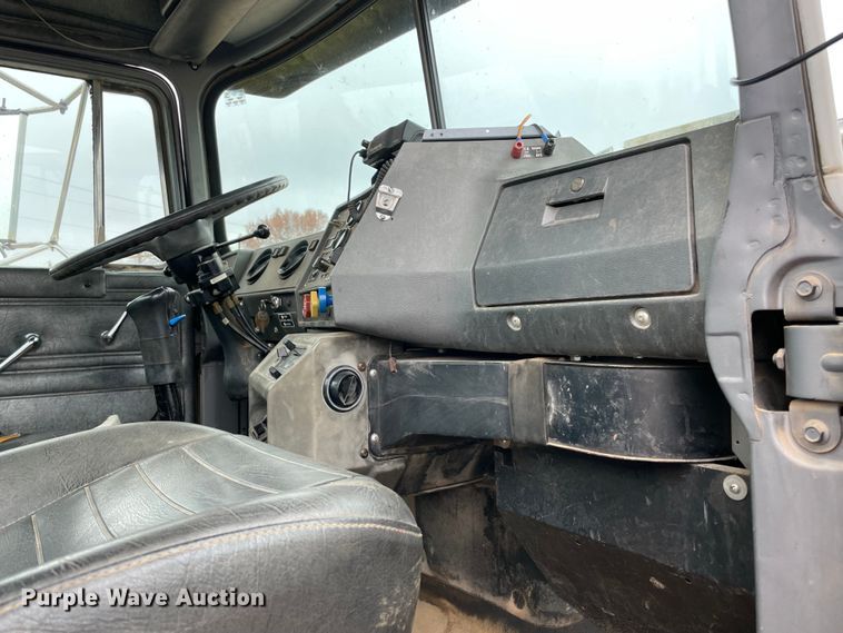 image for item MI9598 1997 Mack RD690S  semi truck