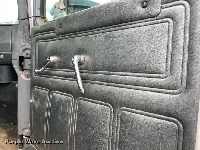 image for item MI9598 1997 Mack RD690S  semi truck