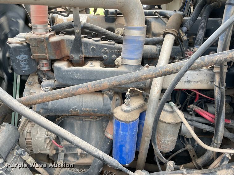 image for item MI9598 1997 Mack RD690S  semi truck