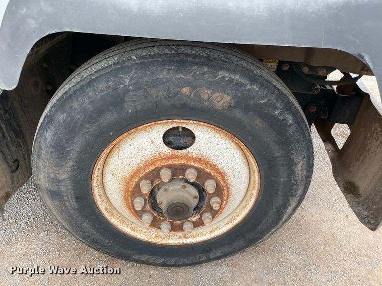 image for item MI9598 1997 Mack RD690S  semi truck