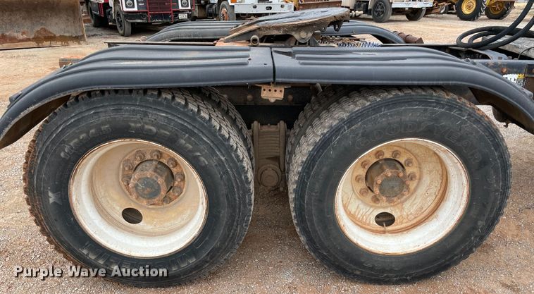 image for item MI9598 1997 Mack RD690S  semi truck