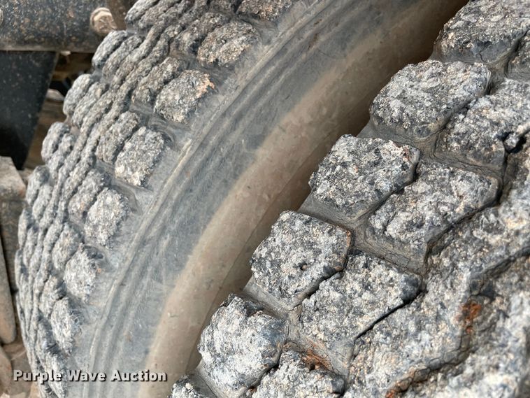 image for item MI9598 1997 Mack RD690S  semi truck