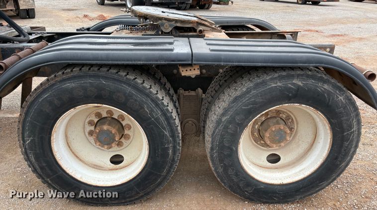 image for item MI9598 1997 Mack RD690S  semi truck