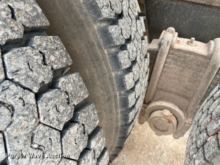 image for item MI9598 1997 Mack RD690S  semi truck