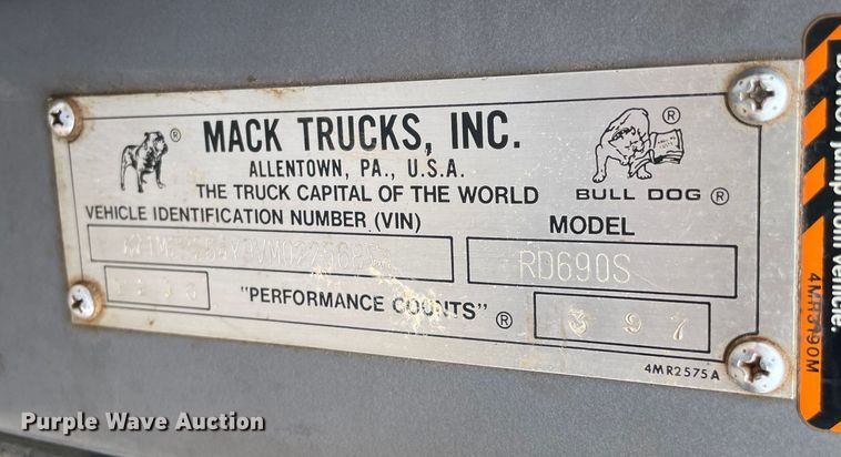 image for item MI9598 1997 Mack RD690S  semi truck