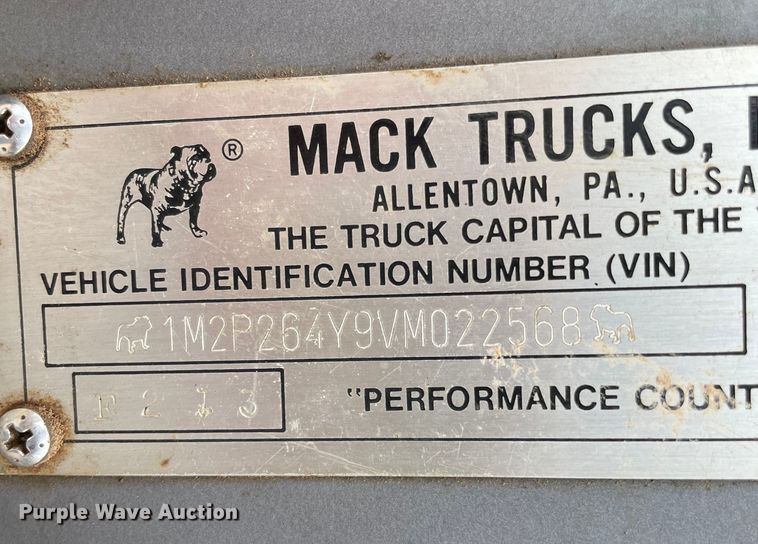 image for item MI9598 1997 Mack RD690S  semi truck
