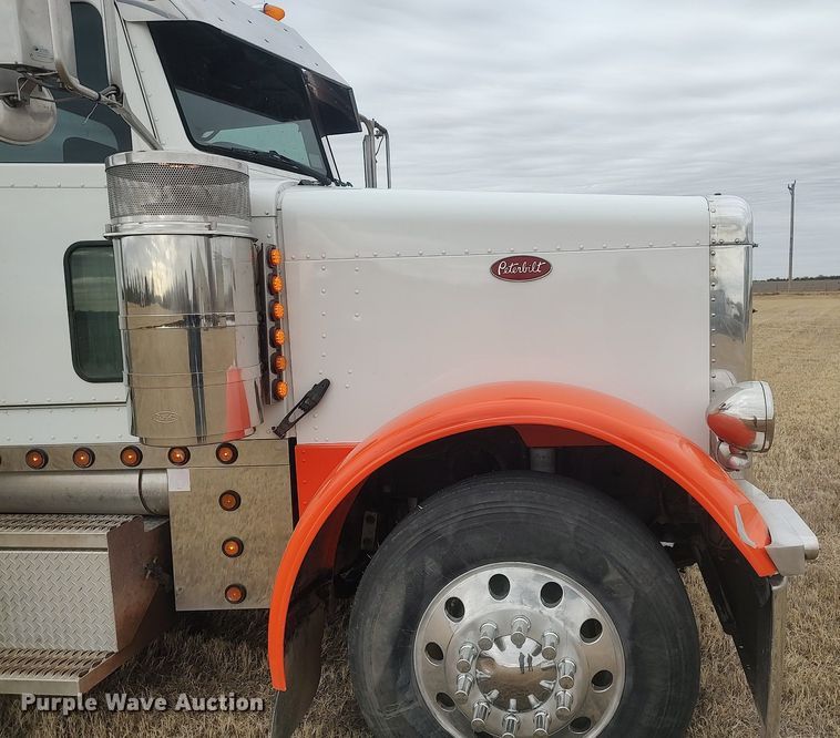 image for item MM9847 2006 Peterbilt 379  semi truck