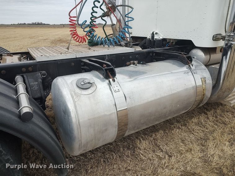 image for item MM9847 2006 Peterbilt 379  semi truck