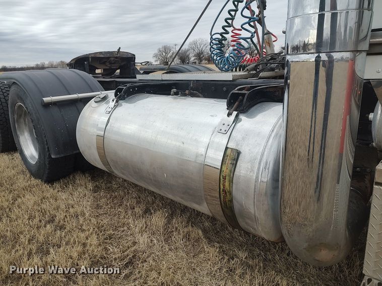 image for item MM9847 2006 Peterbilt 379  semi truck