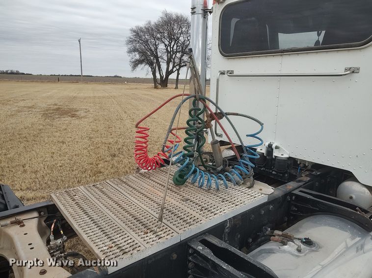 image for item MM9847 2006 Peterbilt 379  semi truck