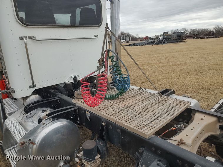 image for item MM9847 2006 Peterbilt 379  semi truck