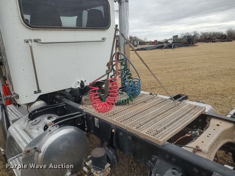 image for item MM9847 2006 Peterbilt 379  semi truck