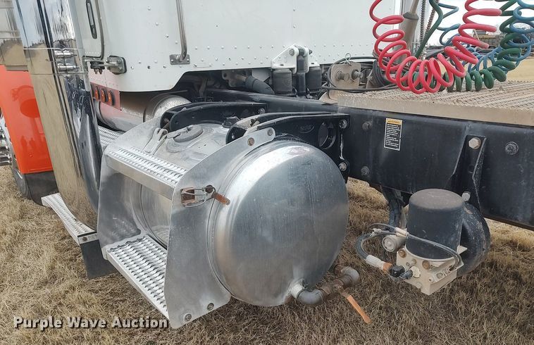 image for item MM9847 2006 Peterbilt 379  semi truck