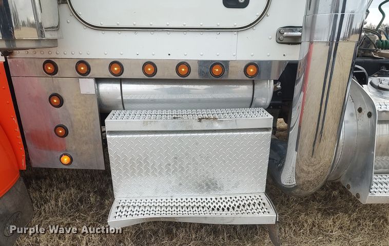 image for item MM9847 2006 Peterbilt 379  semi truck