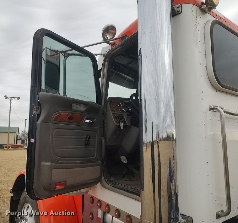 image for item MM9847 2006 Peterbilt 379  semi truck