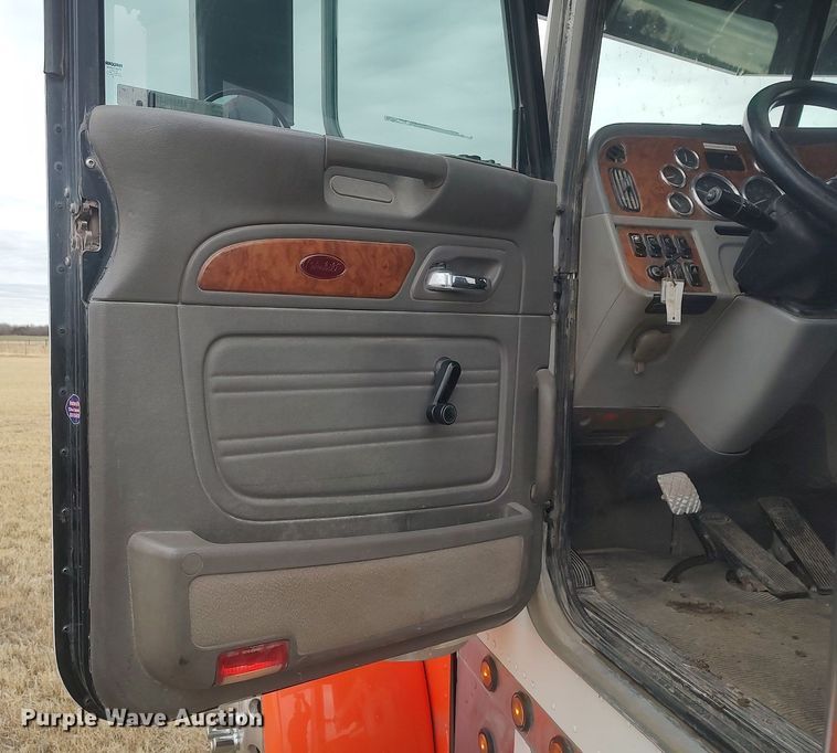 image for item MM9847 2006 Peterbilt 379  semi truck