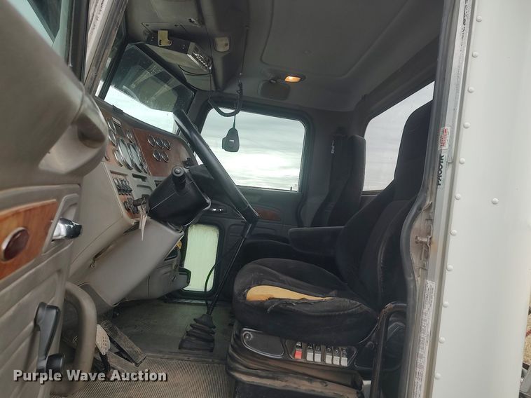 image for item MM9847 2006 Peterbilt 379  semi truck