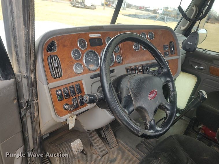 image for item MM9847 2006 Peterbilt 379  semi truck