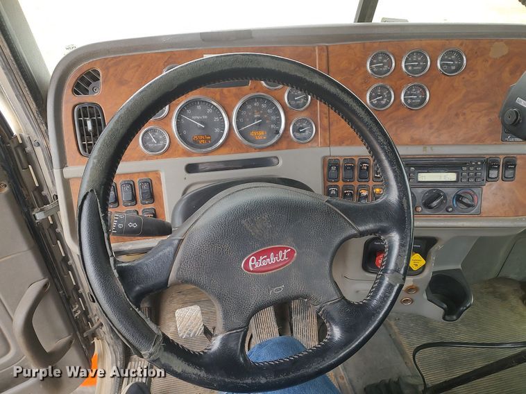 image for item MM9847 2006 Peterbilt 379  semi truck