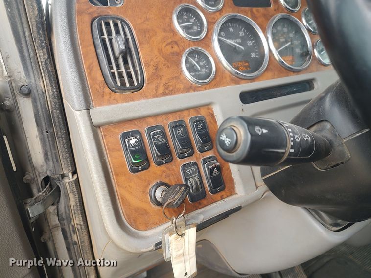 image for item MM9847 2006 Peterbilt 379  semi truck