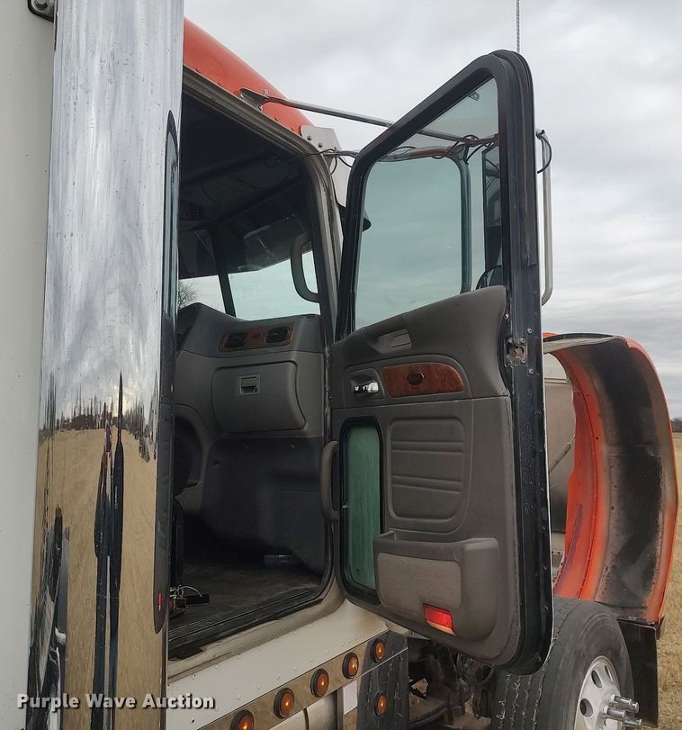 image for item MM9847 2006 Peterbilt 379  semi truck